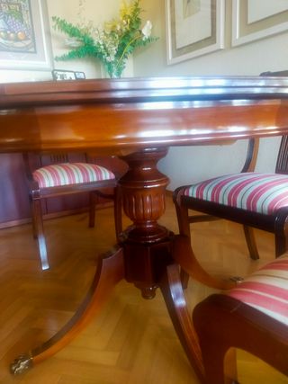 Mesa de comedor con 4 sillas.