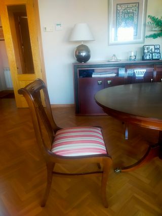 Mesa de comedor con 4 sillas.