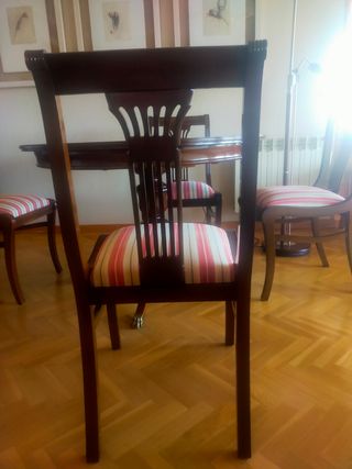 Mesa de comedor con 4 sillas.