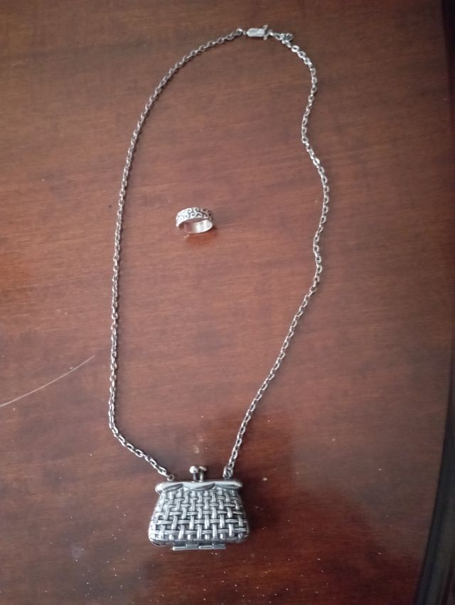 Colgante y anillo de plata.