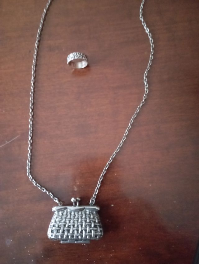 Colgante y anillo de plata.