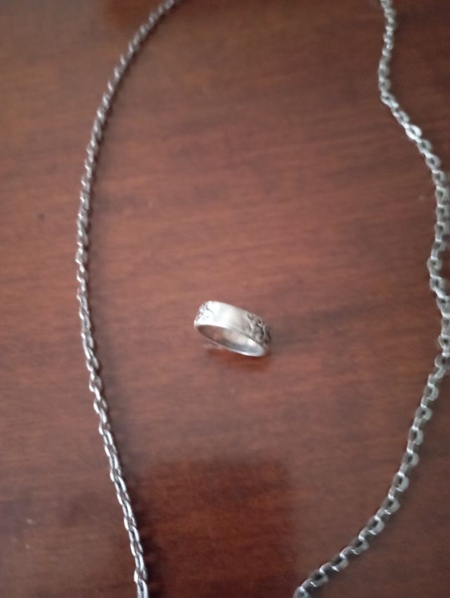 Colgante y anillo de plata.