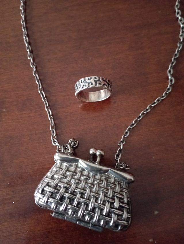 Colgante y anillo de plata.