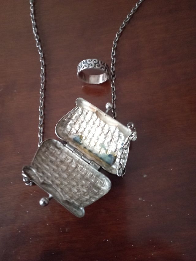 Colgante y anillo de plata.