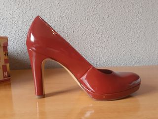 Tacones rojos de charol con plataforma