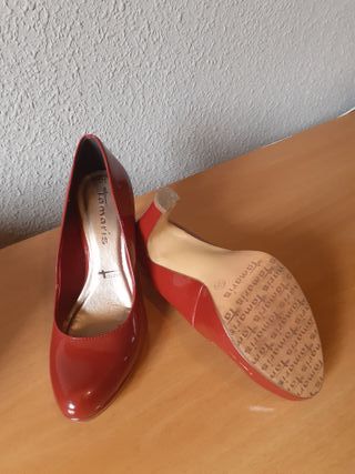 Tacones rojos de charol con plataforma