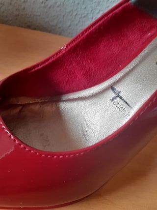Tacones rojos de charol con plataforma