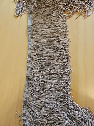 Flecos en color beige, modista, diseñadora.