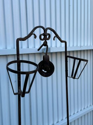 Pequeño brocal de pozo con polea