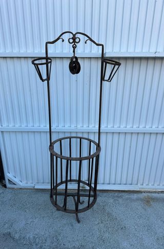 Pequeño brocal de pozo con polea