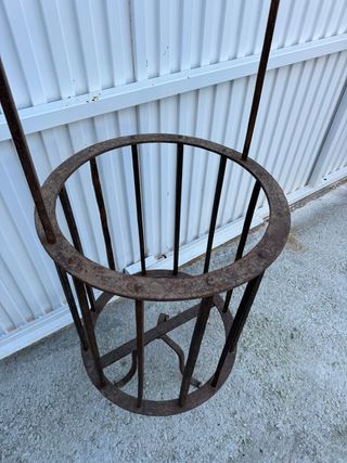 Pequeño brocal de pozo con polea