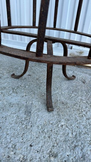 Pequeño brocal de pozo con polea