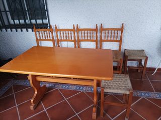 Conjunto de mesa de madera, sillas y taburetes
