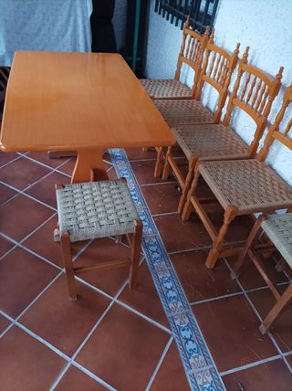 Conjunto de mesa de madera, sillas y taburetes