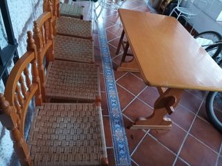 Conjunto de mesa de madera, sillas y taburetes