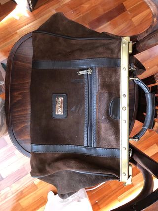 Bolso vintage de piel marrón con cierre dorado