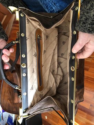 Bolso vintage de piel marrón con cierre dorado