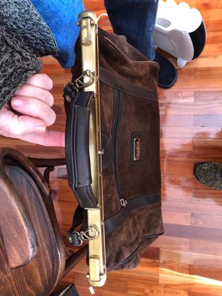 Bolso vintage de piel marrón con cierre dorado