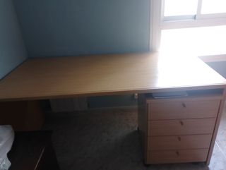 Escritorio de madera con cajonera