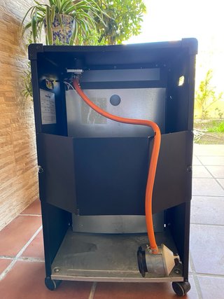 Estufa de gas butano ( llama azul ).