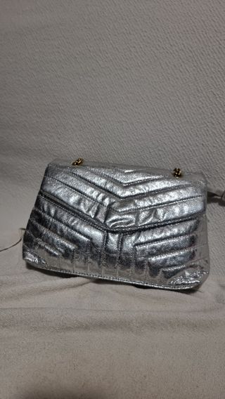 Bolso plateado de cadena