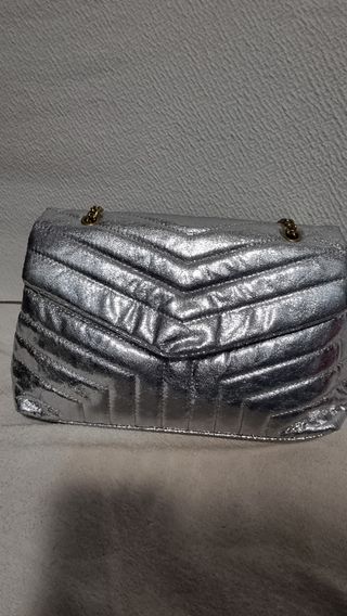 Bolso plateado de cadena