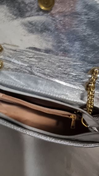 Bolso plateado de cadena