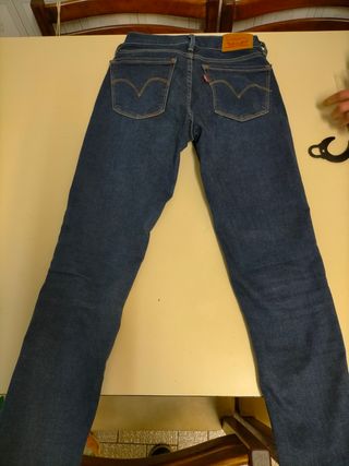 Pantalón vaquero Levis 710. talla 25
