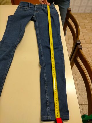 Pantalón vaquero Levis 710. talla 25