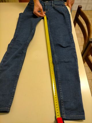Pantalón vaquero Levis 710. talla 25