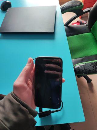 Móvil Motorola con funda y Cargador