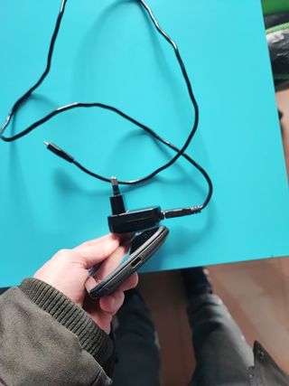 Móvil Motorola con funda y Cargador