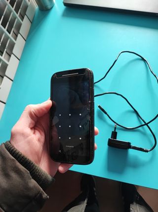 Móvil Motorola con funda y Cargador