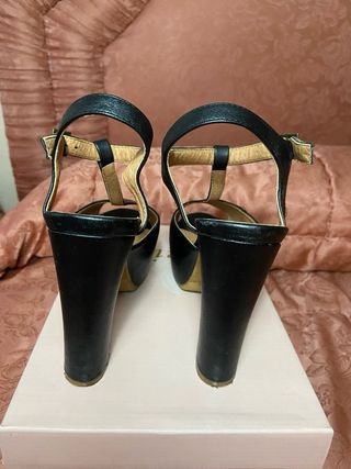 Sandalias negras de tacón