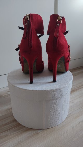 Zapatos rojos tacón marca EXÉ