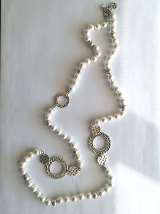 Collar largo blanco y plateado