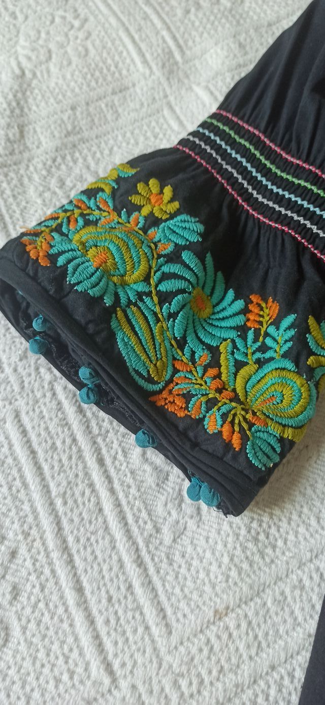 Vestido negro con estampados étnicos