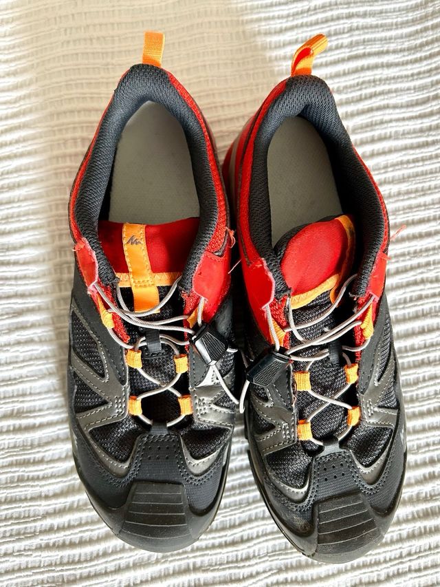 Botas de monte niño. Como nuevas !