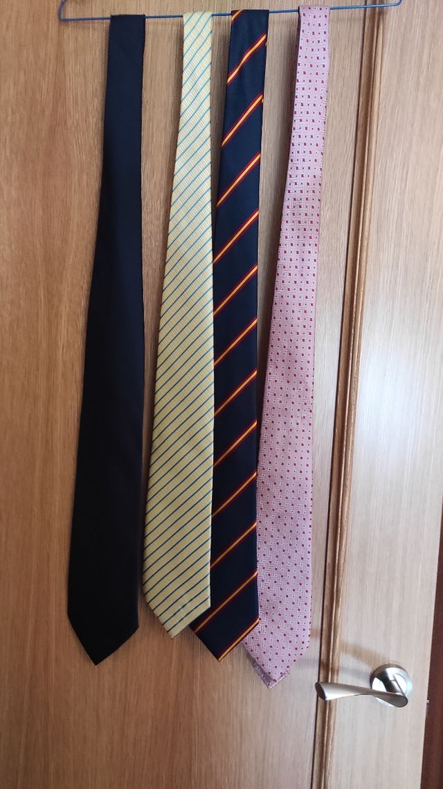 4 corbatas y un par de gemelos