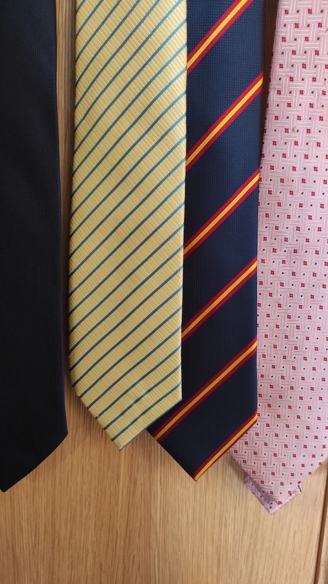 4 corbatas y un par de gemelos