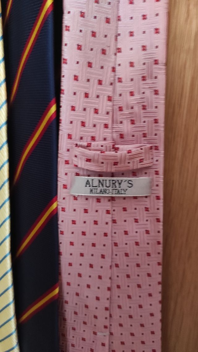 4 corbatas y un par de gemelos