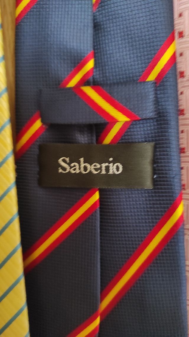 4 corbatas y un par de gemelos