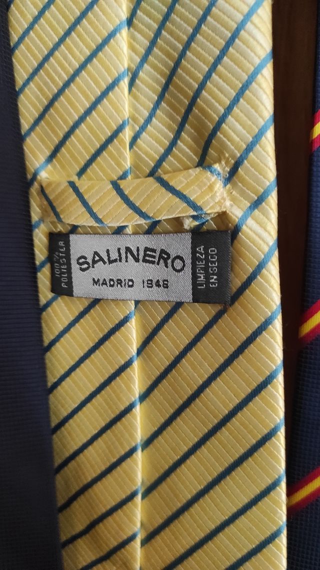 4 corbatas y un par de gemelos