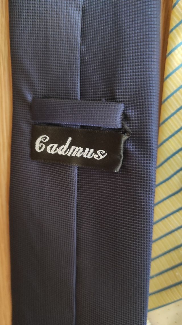 4 corbatas y un par de gemelos