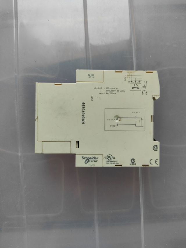 Relé control fases RM873