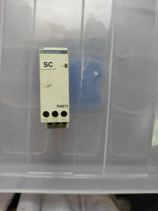 Relé control fases RM873