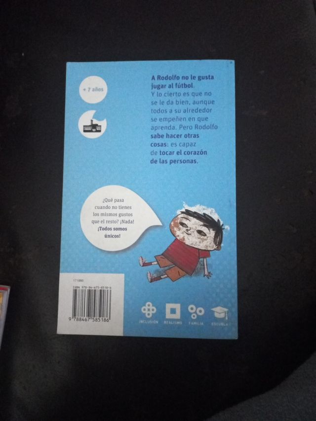 El niño que no sabía jugar al fútbol .libro infant