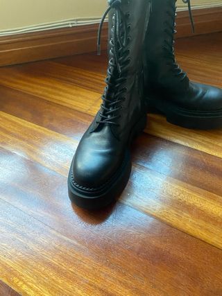 Botas negras de piel Zara