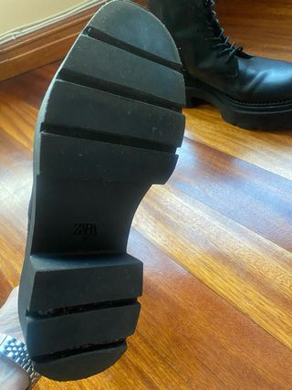 Botas negras de piel Zara