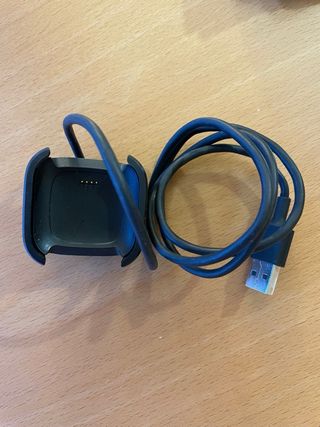 2 pulseras y cargador Fitbit versa2